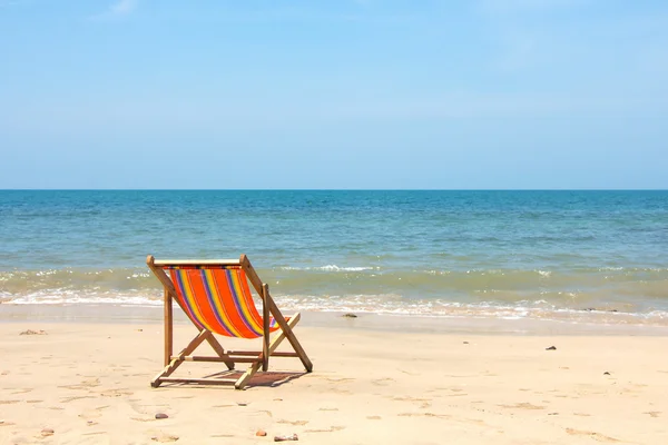 Tumbona, silla en la playa en el día del sol . —  Fotos de Stock