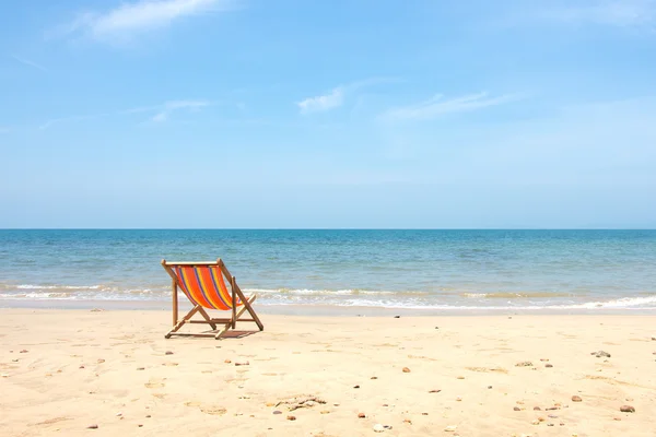 躺椅，坐在椅子上海滩在阳光灿烂的日子. — 图库照片