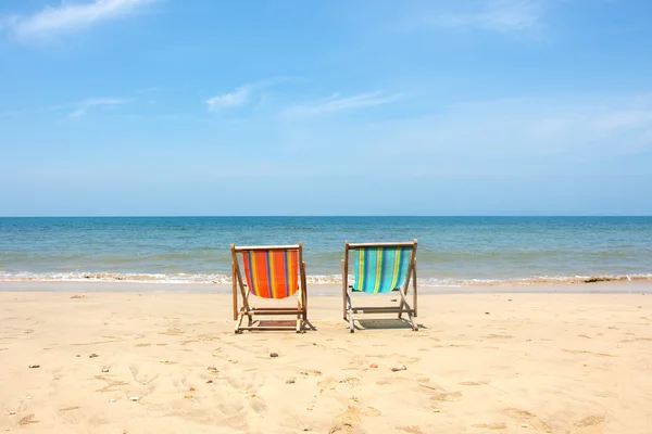 Tumbona, silla en la playa en el día del sol . —  Fotos de Stock