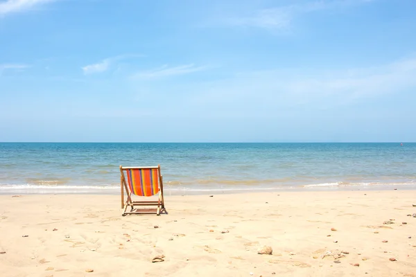 Strandstoel, stoel op het strand in de zon dag. — Stockfoto