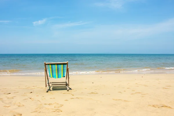 Strandstoel, stoel op het strand in de zon dag. — Stockfoto
