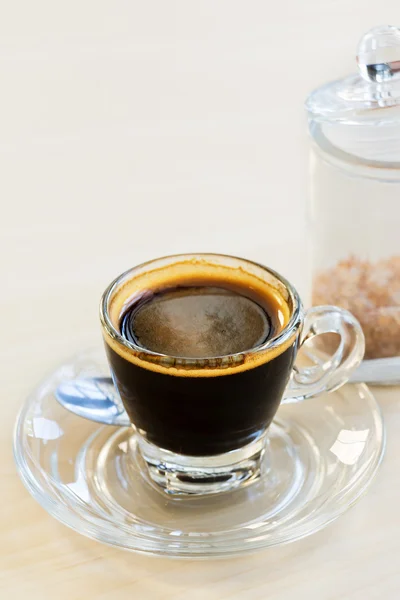 コーヒー カップ。熱いエスプレッソ カフェの白いテーブルに金色のクレマと. — ストック写真