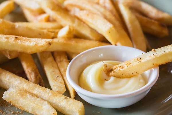 Patatine fritte. Patate tagliate a strisce e fritte. Focus selettivo . — Foto Stock