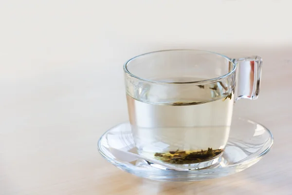 Thé chaud avec feuille en mag sur table au café . — Photo
