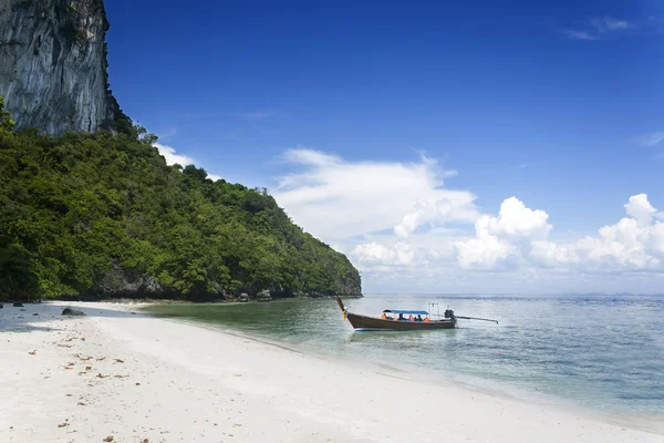 Barcos tradicionais tailandeses em Railay Beach — Fotografia de Stock