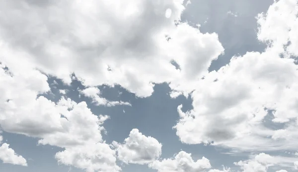 Cielo azul y nubes — Foto de Stock