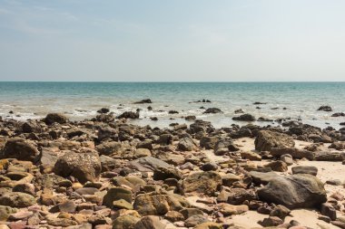 Manzara ile sahilde kayalık 
