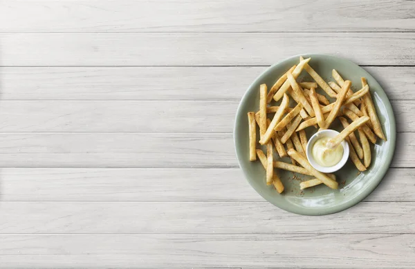 Patate tagliate a strisce e fritte con spazio per copiare . — Foto Stock