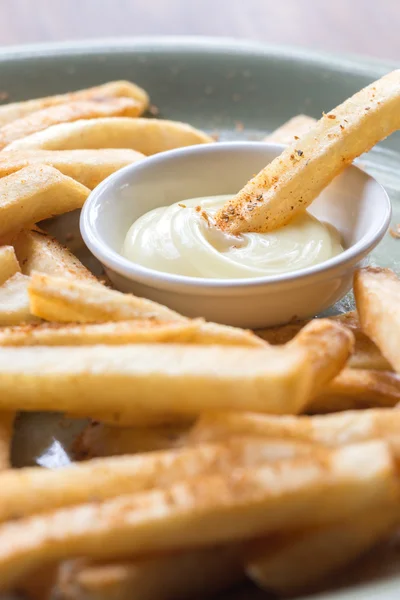 Patatine fritte con salsa d'immersione — Foto Stock