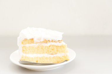 Beyaz tabak içinde Hindistan cevizli kek 