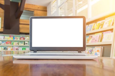 Laptop ile kopya alanı beyaz pencere Böke karşı ahşap tablo