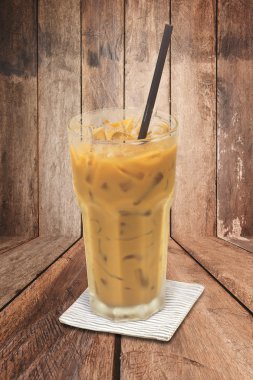 ahşap masa olarak buzlu kahve