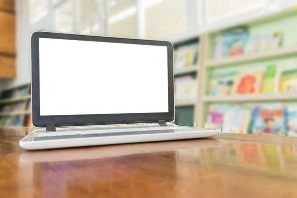 Laptop z kopia miejsce białe okna na drewnianym stole przeciwko boke — Zdjęcie stockowe