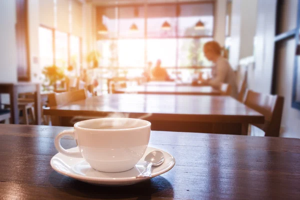 Tazza di caffè sul tavolo nel caffè — Foto Stock