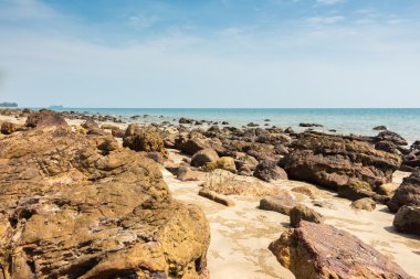Manzara ile sahilde kayalık 
