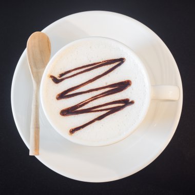 Siyah cam masa üzerinde beyaz kahve fincanı