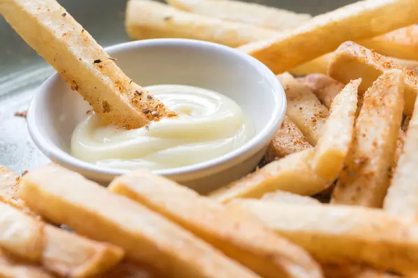 Patatine fritte. Patate tagliate a strisce e fritte. Focus selettivo e primo piano — Foto Stock
