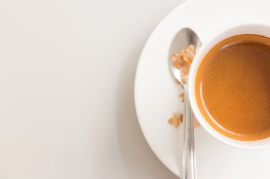 Beyaz fincan kahve Beyaz ahşap masa üzerinde