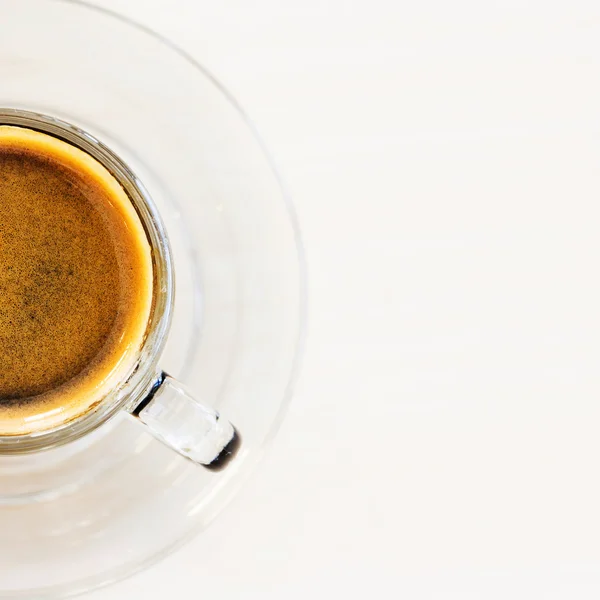 Una tazza di caffè. espresso caldo con crema dorata — Foto Stock