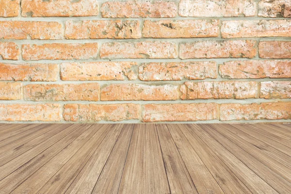 Panel de madera marrón contra pared de ladrillo . — Foto de Stock