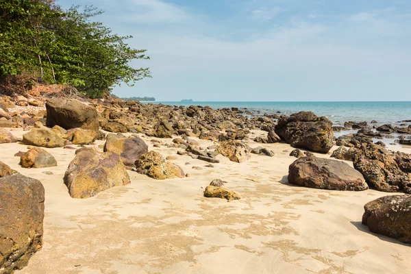 Landskap med klippor på stranden — Stockfoto