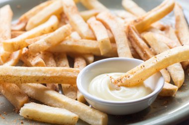 Patates kızartması. Şeritler halinde kesin ve kızartılmış patates. Seçici odak ve yakın çekim