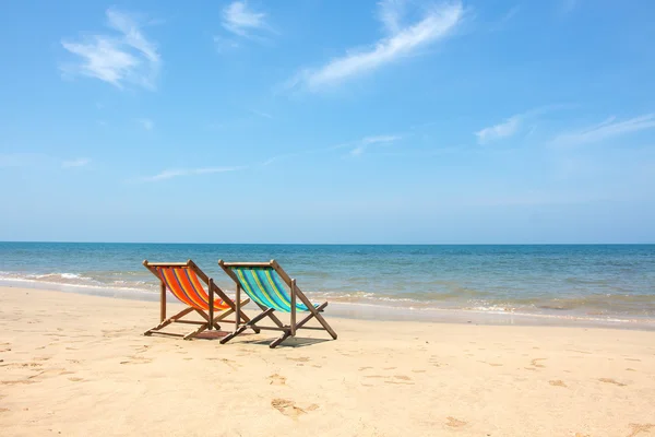 Шезлонг, стул на пляже в солнечный день . — стоковое фото