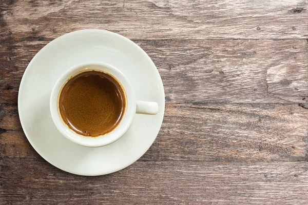 Tasse blanche de café sur une table brune dans un café avec espace de copie . — Photo