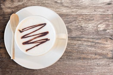 Beyaz fincan kahve Cafe kahverengi masada.