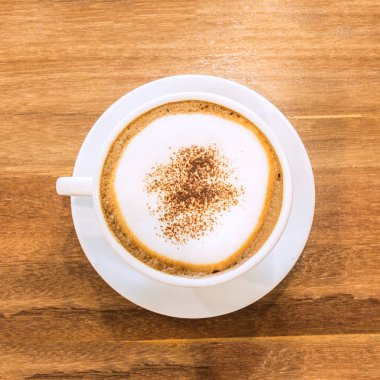 Beyaz fincan kahve kafede beyaz kahverengi masada. 