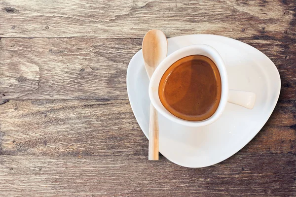 Weiße Tasse Kaffee auf braunem Tisch im Café. — Stockfoto