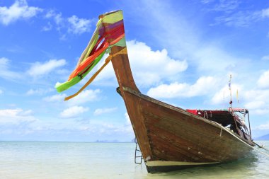 Güzel tropikal kum plaj tekne