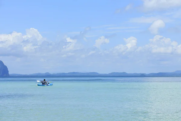 Man kayaking in the sea. — Stock Photo, Image