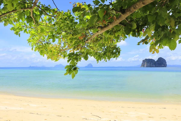 Sommarhimmel och den vackra stranden — Stockfoto