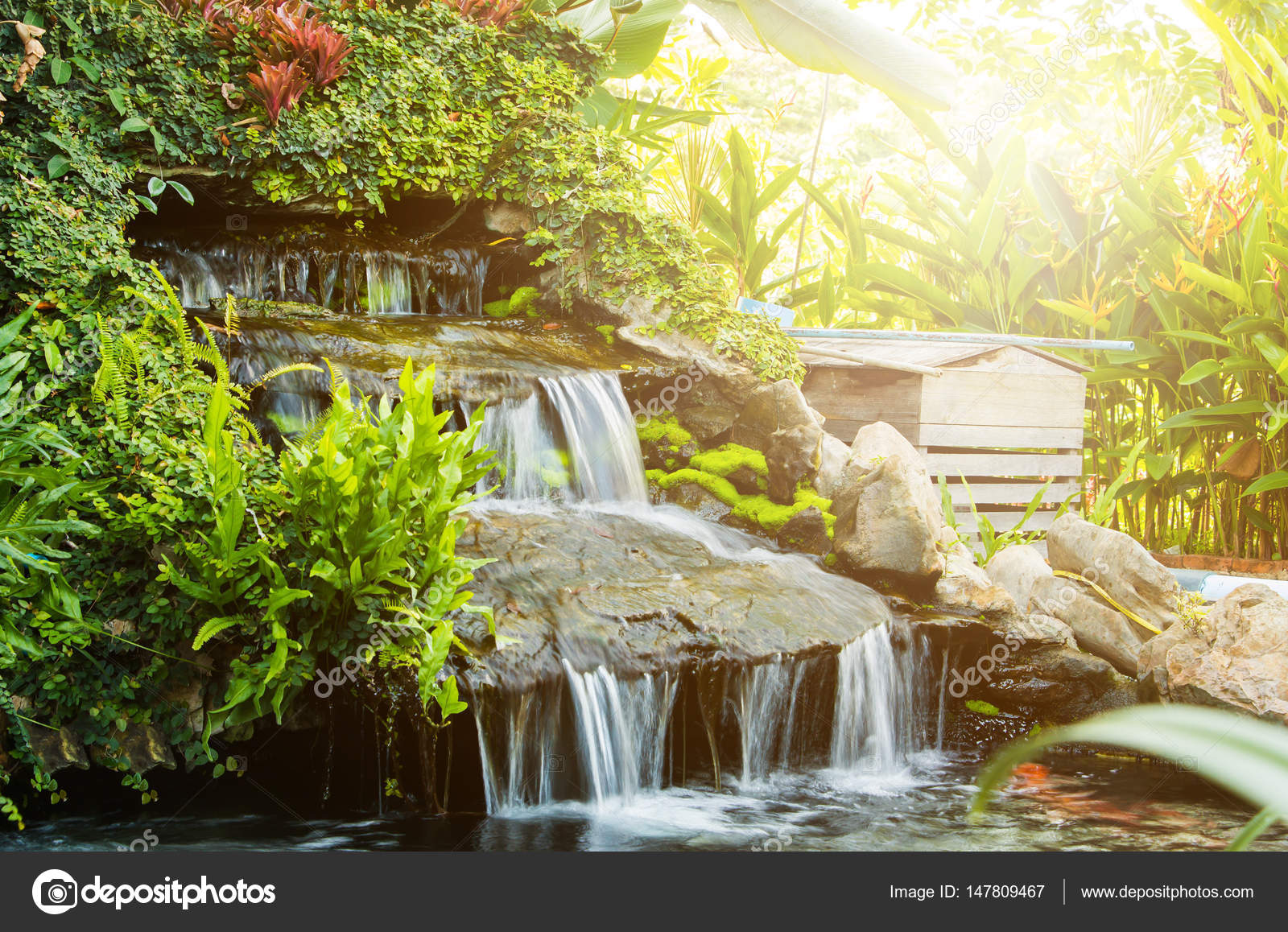 wasserfalle im garten, wasserfall im garten-design — stockfoto © sexlim #147809467, Design ideen
