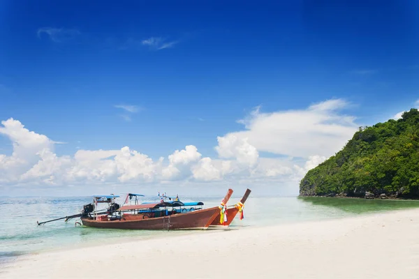 Thailändska traditionella båtar på Railay Beach — Stockfoto