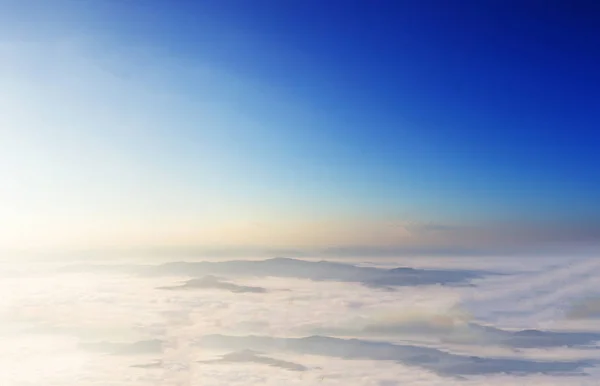 Niebla sobre la montaña en la mañana con sol — Foto de Stock