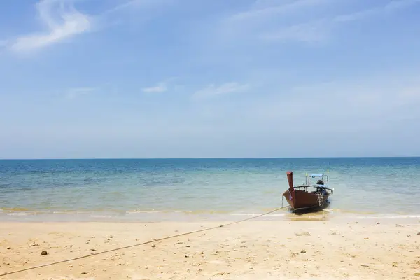 Barco na bela praia de areia tropical — Fotografia de Stock