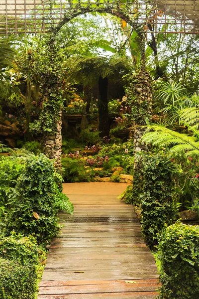 Weg naar de poort in de tuin — Stockfoto