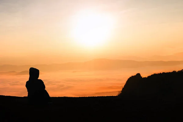 Silhouette young woman watching sunset — Stock Photo, Image