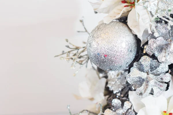 Ornamenti natalizi su sfondo bianco — Foto Stock