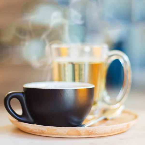 カフェでテーブルの上の蒸気でコーヒー カップを閉じる. — ストック写真