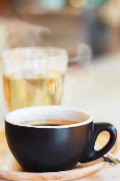 Fermer tasse à café avec de la vapeur sur la table dans le café . — Photo