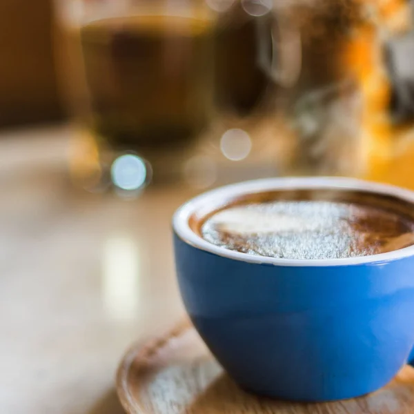 Close up xícara de café com vapor na mesa no café . — Fotografia de Stock