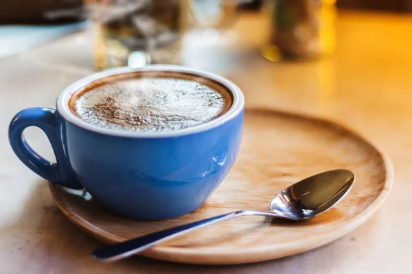 カフェでテーブルの上の蒸気でコーヒー カップを閉じる. — ストック写真