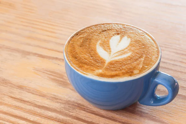 Nahaufnahme Kaffeetasse mit Dampf auf dem Tisch im Café. — Stockfoto