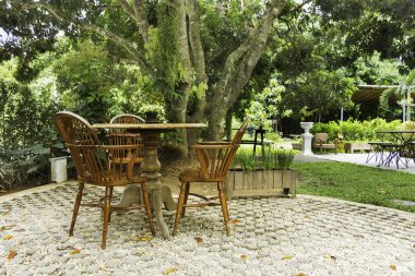 Ahşap masa ve sandalyeler Garden bir çimenlikte ayakta