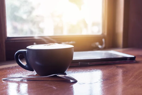 Sıcak kahve fincanı ve tablet — Stok fotoğraf