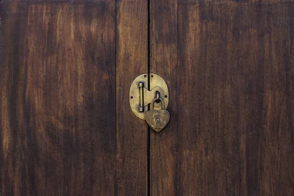 Vinatge trä dörrlås med hjärta nyckel. — Stockfoto