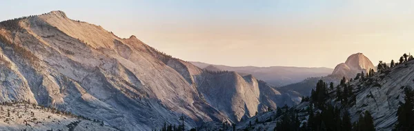 Panoramik üzerinde Half Dome, Yosemite Milli Parkı — Stok fotoğraf